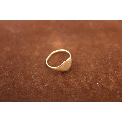 140 - A gentleman's 9 carat gold signet ring, slight a/f, approx weight 2.2g