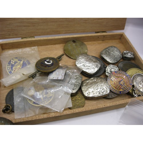 263 - A tray of interesting items including military buttons, medallions including Nelson, a small box of ... 