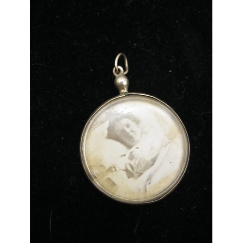 306 - A vintage 9 carat gold locket pendant with photographs