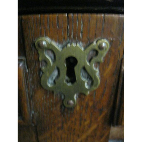 195 - An 18th Century Georgian chest of drawers with apparently original brass furniture, no keys, require... 