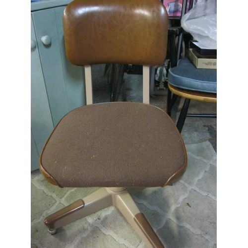 265 - A baurer or Cramer style industrial draughtsman or Architect swivel chair in very very good conditio... 