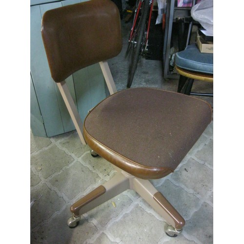 142 - A baurer or Cramer style industrial draughtsman or Architect swivel chair in very very good conditio... 