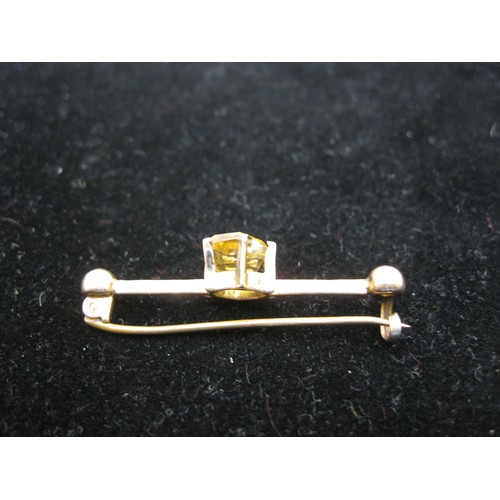 189 - A 9 carat gold bar brooch with large possible citrine mounted to centre, approx weight 2.37g