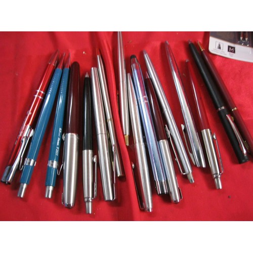 277 - A collection of vintage pens, mainly Parker, plus a boxed pen set. Includes a pair of 'Raffles' prom... 