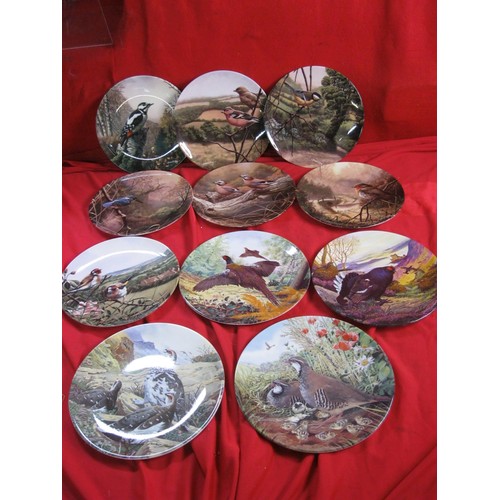 313 - An assortment of plates decorated with birds and some mounted for wall-hanging - Bradford Exchange R... 