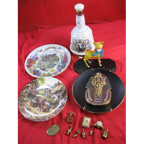 86 - A Bradford Exchange Mask of Tutankhamun collector's plate, a Wade Bell's Scotch Whisky decanter (no ... 