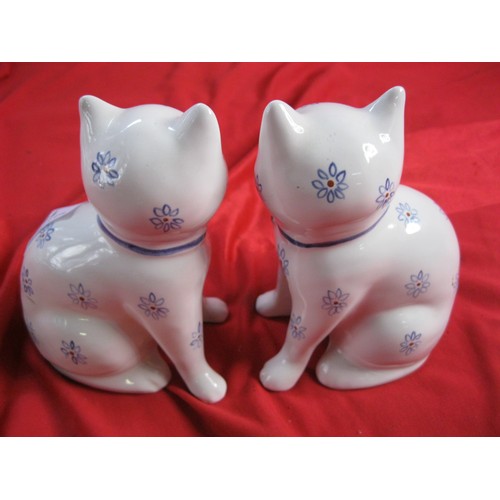 118 - A pair of Rye Pottery Cats, both in good order, 5 1/2