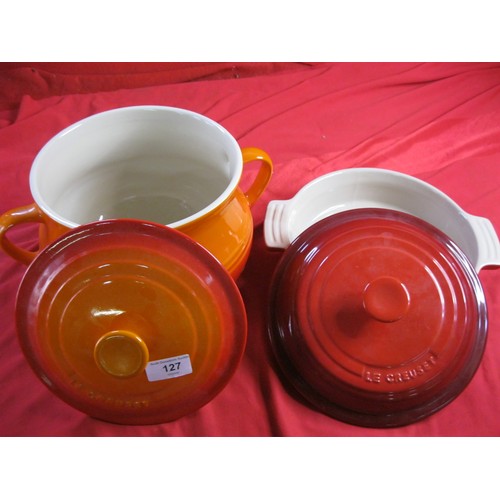 127 - An orange Le Creuset lidded crock pot and a smaller red Le Creuset lidded casserole dish, both in go... 