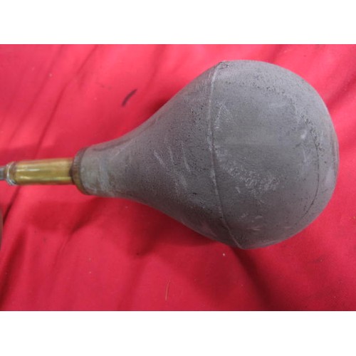 160 - A vintage brass car bulb horn, working order with bulb