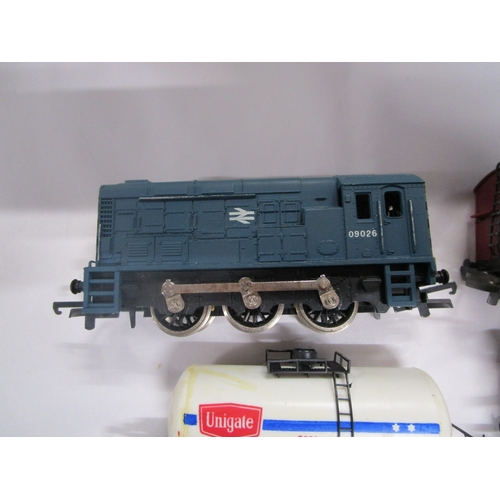 157 - Lima 08 Shunter diesel locomotive and seven commercial wagons by various manufacturers