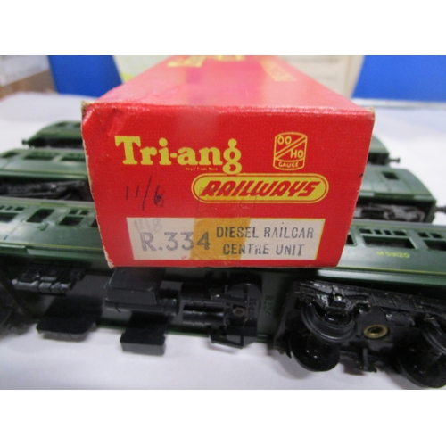 172 - A Triang Hornby Three car Suburban set with the original box for the middle car.
Please note this ha... 