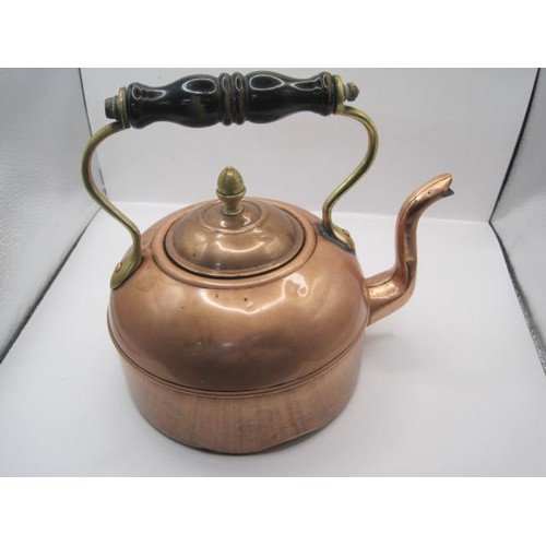 39 - A hand hammered copper kettle with rivetted handle with a matching spirit burner in decorated heatin... 