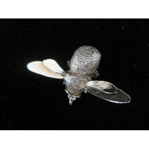 113 - A charming and detailed gold-plated pendant modelled as a bee with spread wings, wing tip to tip 3cm... 