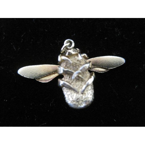 113 - A charming and detailed gold-plated pendant modelled as a bee with spread wings, wing tip to tip 3cm... 