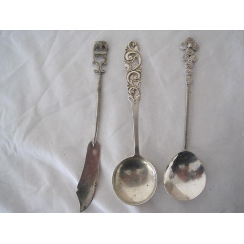 141 - A good selection of silver plate cutlery to include serving spoons along with a deer antler carving ... 