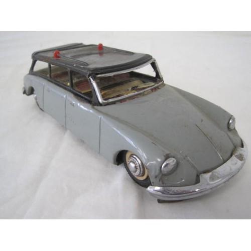 221 - An impressive Chinese or Japanese 1960s tin plate model of a Citroen DS Estate, in overall good cond... 