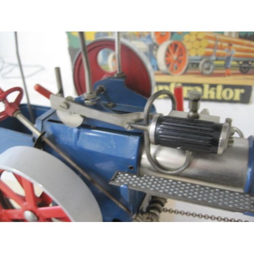 251 - A Wilesco Dampftraktor Traction Engine D40 in excellent condition, in original box - some storage we... 