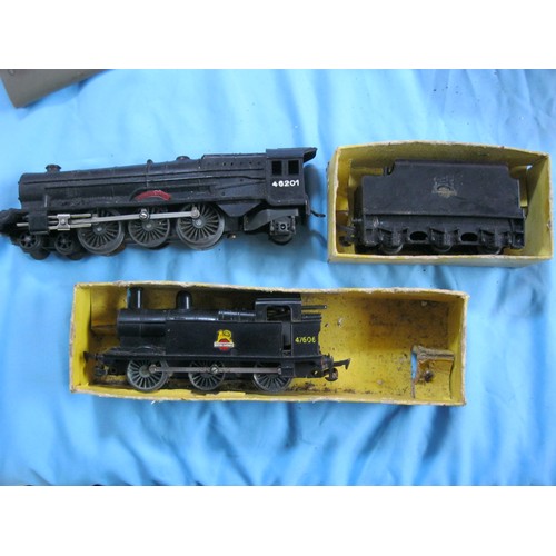 266 - Mixed lot of mainly Tri-Ang OO gauge items, the majority in a/f condition - Tri-ang R.52 locomotive ... 