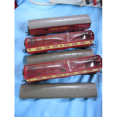 266 - Mixed lot of mainly Tri-Ang OO gauge items, the majority in a/f condition - Tri-ang R.52 locomotive ... 