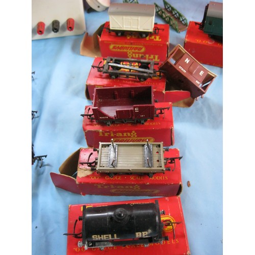 266 - Mixed lot of mainly Tri-Ang OO gauge items, the majority in a/f condition - Tri-ang R.52 locomotive ... 