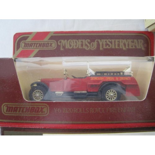 150 - A selection of die cast models of vintage buses, cars and vehicles, including Corgi Commercials Guy ... 