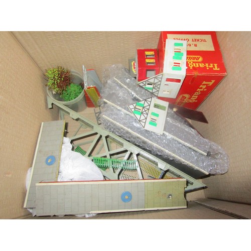 236 - Box of assorted Platforms and assorted platforms and lineside buildings as per pictures