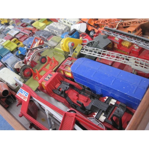 281 - A large tray of mixed Corgi and Lesney Matchbox die cast vehicles, in mixed order