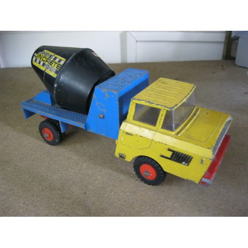 122 - A Triang cement mixer in good original condition