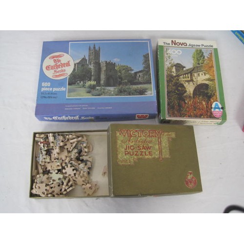 261 - A large box of vintage jigsaw puzzles, some sealed