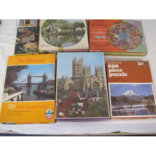 263 - A large box of vintage jigsaw puzzles, some sealed