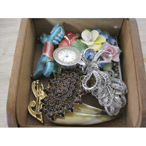 25 - An assortment of costume jewellery including earrings, brooches, bead necklaces, two Noosa Head pins... 