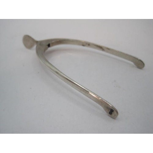 87 - Silver wishbone sugar tongs, overall length about 7.7cm, 8.5g, marks for Birmingham, 1932, James Swa... 