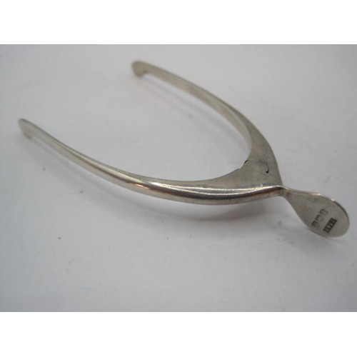 87 - Silver wishbone sugar tongs, overall length about 7.7cm, 8.5g, marks for Birmingham, 1932, James Swa... 