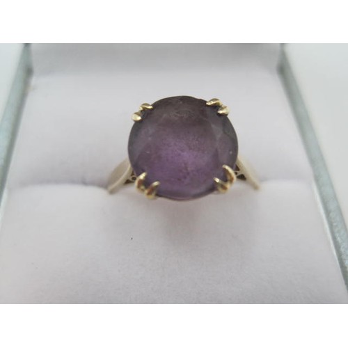 99 - Gold ring set with amethyst, ring size N/O, approximate diameter of the round cut amethyst 9mm, gros... 