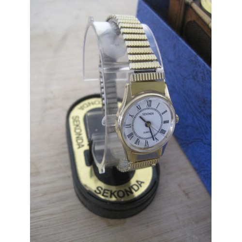 115 - A Sekonda Ladies watch in original box  plus a resin mini grandfather clock with mini quartz movemen... 