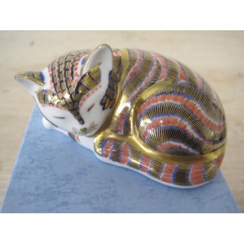 192 - Royal Crown Derby Sleeping Kitten with silver stopper.  Not in original box, but in good order