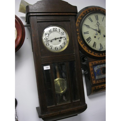 124 - An English oak cased wall hanging chiming clock in working order .Not tested for time keeping .
Been... 