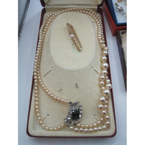 30 - Assorted costume jewellery - including an Aynsley porcelain rose brooch in case, a base metal neckla... 