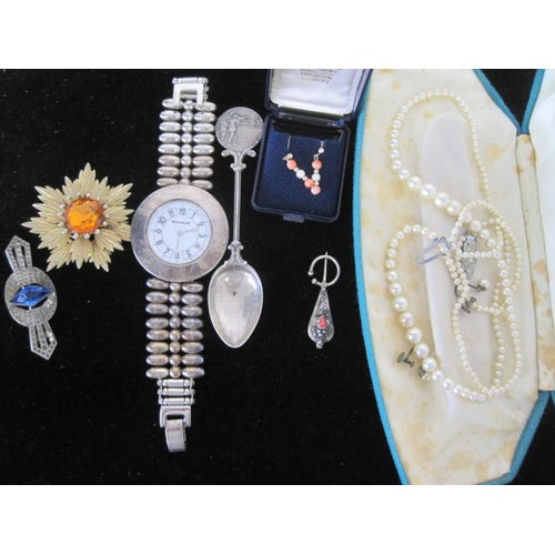 3 - A Small Assortment of Costume Jewellery