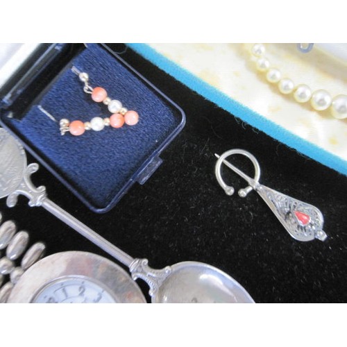 3 - A Small Assortment of Costume Jewellery