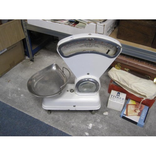 53 - A set of mid-century Avery commercial grocer's scales with a white enamelled finish, includes weighi... 