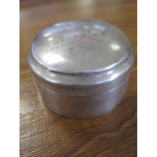 10 - 925 Pill/Snuff box, gilted interior base, hallmarked for Birmingham 1910, maker's mark polished away