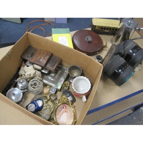 26 - A box of collectibles to imclude a tankard, gas mask, vintage tape measure and other items