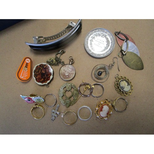 226 - A selection of Costume Jewellery ,Rings, Brooches, Pendants and necklaces .Some silver and Rolled go... 