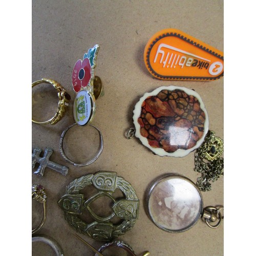 226 - A selection of Costume Jewellery ,Rings, Brooches, Pendants and necklaces .Some silver and Rolled go... 