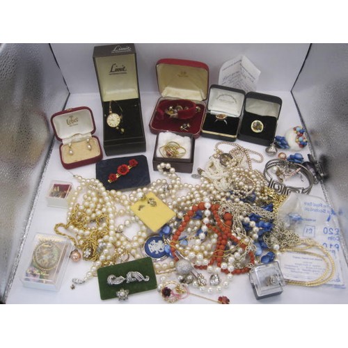 250 - Bag of assorted costume jewellery, necklaces, brooches, earrings, two Scottish heather dress rings, ... 