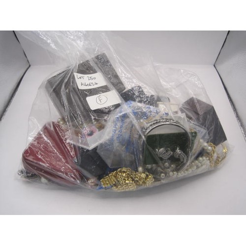 250 - Bag of assorted costume jewellery, necklaces, brooches, earrings, two Scottish heather dress rings, ... 