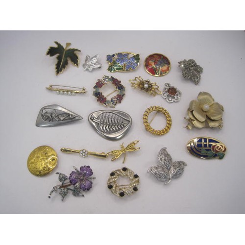 251 - Bag of costume brooches, about twenty in all, including Ceard Scotland Seabirds (slight a/f, light s... 