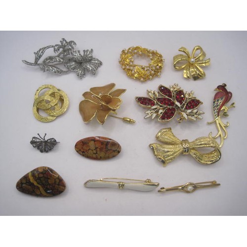 252 - Bag of costume brooches, about twelve in all, including a large marcasite spray brooch, small filigr... 