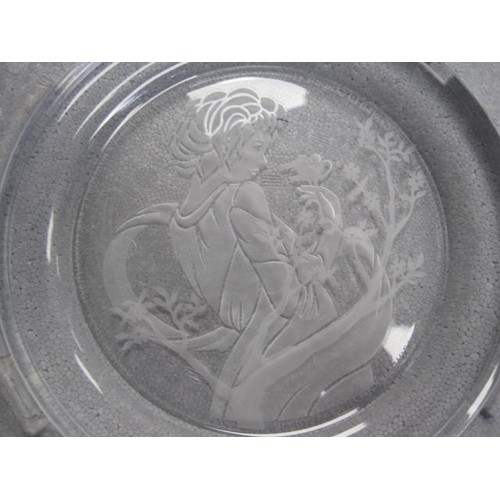 91 - A set of 6 etched heavy crystal glass R M Yates Country Ladies plates in original packaging, all in ... 